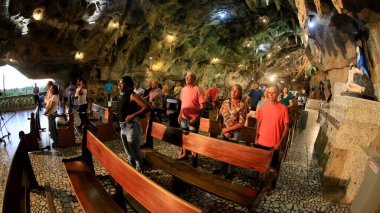 bom Jesus da lapa, bahia, brrazil - 5 Haziran 2023: Bom Jesus da Lapa Sığınağı 'ndaki bir mağarada ayine katılanlar.