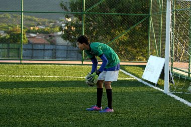 jequie, bahia, brrazil - 20 Mayıs 2023: Gençler Jequie şehrindeki sentetik bir çimen sahasında futbol maçı sırasında görüldüler.