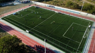 jequie, bahia, brrazil - 20 Mayıs 2023: Gençler Jequie şehrindeki sentetik bir çimen sahasında futbol maçı sırasında görüldüler.