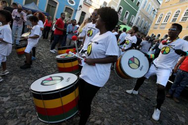 Salvador, Bahia, Brezilya - 29 Mayıs 2023: Salvador 'un tarihi merkezi Pelourinho' da Olodum Grubu üyeleri.