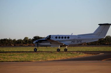Luiz Eduardo Magalhes, Bahia, Brezilya - 6 Haziran 2023: Batı Bahia 'daki bir havaalanından havalanırken görülen Beechcraft B200GT King Air.
