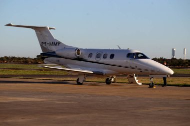 Luiz Eduardo Magalhes, Bahia, Brezilya - 6 Haziran 2023: Embraer 500 Fenom 100 uçağı batı Bahia 'daki bir havaalanından havalanırken görüldü.