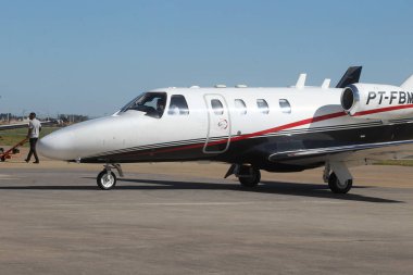 Luiz Eduardo Magalhes, Bahia, Brezilya - 6 Haziran 2023: Cessna 525 Citationjet CJ1 uçağı batı Bahia 'daki bir havaalanından gelirken görüldü..