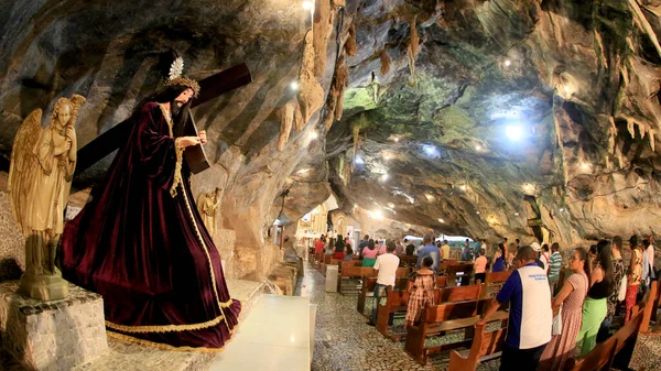 Bom Jesus Lapa Bahia Brazil June 2023 奉献者在Bom Jesus Lapa保护区的一个岩洞内的教堂里参加弥撒 — 图库照片