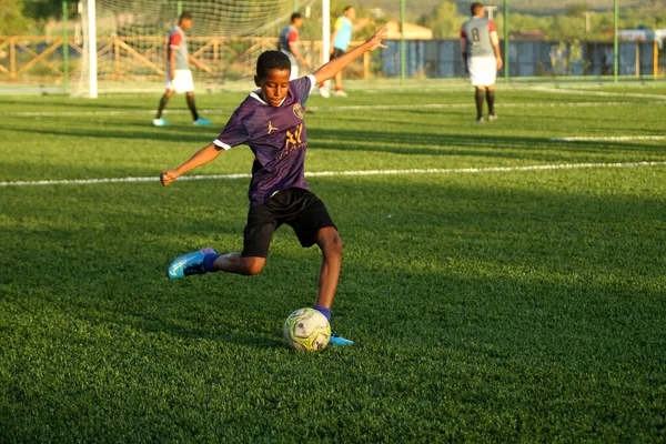 Jequie Bahia Brazil 2023年5月20日 在Jequie市的一个人造草地上进行的一场足球比赛中 人们看到了年轻人 — 图库照片