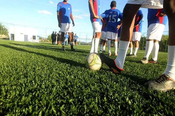 ブラジル バイーア州ジェキー 2023年5月20日 若い人たちがジェキー市の人工芝フィールドでサッカーの試合中に見られます — ストック写真