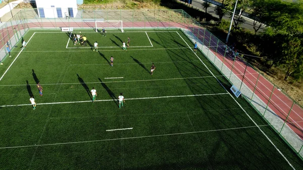 ブラジル バイーア州ジェキー 2023年5月20日 若い人たちがジェキー市の人工芝フィールドでサッカーの試合中に見られます — ストック写真