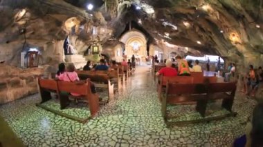 bom Jesus da lapa, bahia, brrazil - 5 Haziran 2023: Bom Jesus da Lapa Sığınağı 'ndaki bir mağarada ayine katılanlar.