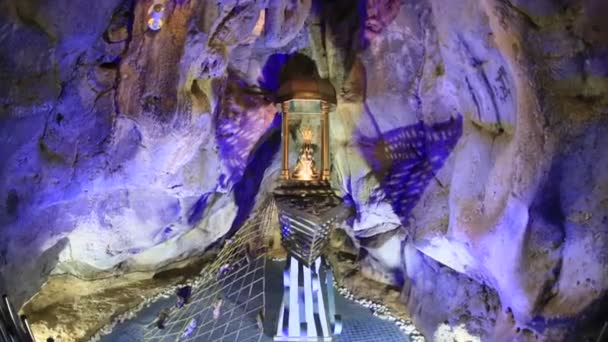 ブラジル バイーア州ボム イエス 2023年6月5日 イエス ラパの聖域の洞窟内の教会でミサに出席する信者 — ストック動画