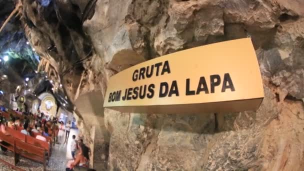 ブラジル バイーア州ボム イエス 2023年6月5日 イエス ラパの聖域の洞窟内の教会でミサに出席する信者 — ストック動画