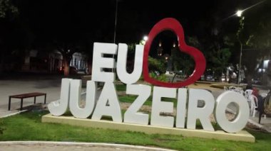 Juazeiro, Bahia, Brezilya - 3 Nisan 2023: Kuzeydoğu Brezilya 'daki Juazeiro ve Petrolina şehirleri arasındaki Sao Francisco nehrinin gece görüş açısı.