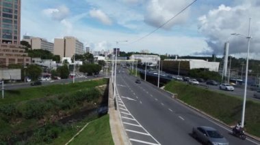 Salvador, Bahia, Brezilya - 3 Nisan 2023: Salvador şehrindeki Iguatemi bölgesindeki trafik manzarası