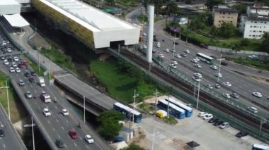 Salvador, Bahia, Brezilya - 3 Nisan 2023: Salvador şehrindeki Iguatemi bölgesindeki trafik manzarası