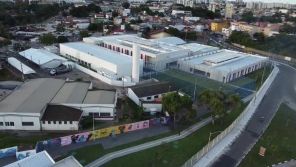 ブラジル バヒア州サラドール 2023年4月3日 ローロ フリータス市のフルタイムの公立学校の空中ビュー — ストック動画