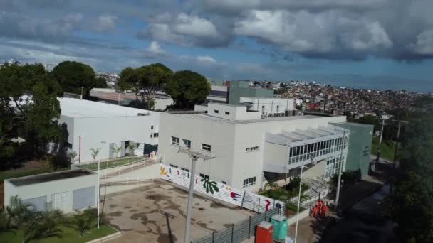 ブラジルのバヒア州サルヴァドール 2023年4月3日 サルバドール市のイグアテミ地域の交通の空中ビュー — ストック動画