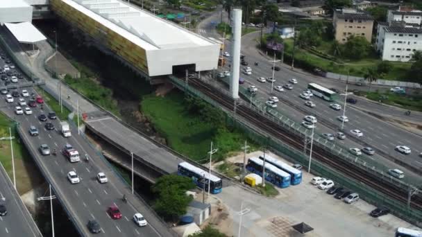 ブラジルのバヒア州サルヴァドール 2023年4月3日 サルバドール市のイグアテミ地域の交通の空中ビュー — ストック動画