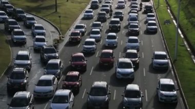 Salvador, Bahia, Brezilya - 27 Şubat 2023: Avenida Luiz Viana - Paralela - Salvador 'da trafik sıkışıklığı sırasında araçların hareketi.