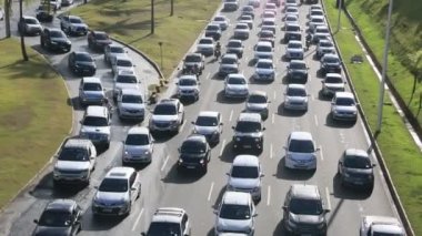 Salvador, Bahia, Brezilya - 27 Şubat 2023: Avenida Luiz Viana - Paralela - Salvador 'da trafik sıkışıklığı sırasında araçların hareketi.
