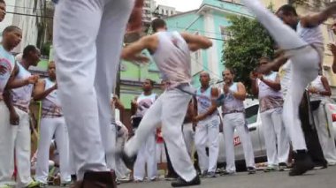 Salvador, Bahia, Brezilya - 5 Şubat 2022: Capoeira grubu Salvador 'da sokakta gösteri yapıyor.