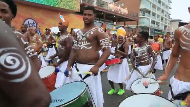 ブラジル バヒアのサルヴァドール2023年2月 サルヴァドール市のバラ地区で開催されたプレカーニバルで 文化的な魅力がイベント Fuzue に参加 — ストック動画