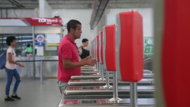2023年5月29日 萨尔瓦多市地铁系统皮拉贾车站的乘客登机 — 图库视频影像
