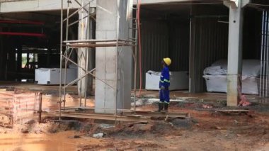 Salvador, Bahia, Brezilya 29 Mayıs 2023: Salvador 'daki Aguas Claras Mahallesi' ne yeni bir otobüs terminali inşaatı görülüyor..