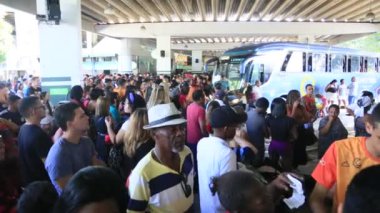 Salvador, Bahia, Brezilya - 22 Haziran 2023: Sao Joao dönemindeki Salvador otobüs durağındaki otobüslere binmeye çalışan kalabalık.