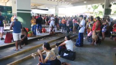 Salvador, Bahia, Brezilya - 22 Haziran 2023: Sao Joao dönemindeki Salvador otobüs durağındaki otobüslere binmeye çalışan kalabalık.