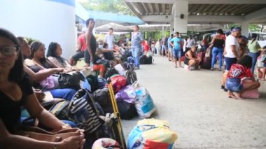 Salvador, Bahia, Brezilya - 22 Haziran 2023: Sao Joao dönemindeki Salvador otobüs durağındaki otobüslere binmeye çalışan kalabalık.