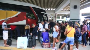 Salvador, Bahia, Brezilya - 22 Haziran 2023: Sao Joao dönemindeki Salvador otobüs durağındaki otobüslere binmeye çalışan kalabalık.