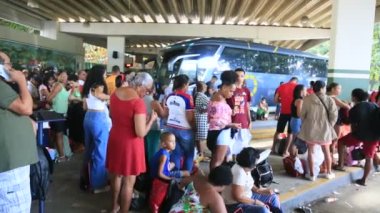 Salvador, Bahia, Brezilya - 22 Haziran 2023: Sao Joao dönemindeki Salvador otobüs durağındaki otobüslere binmeye çalışan kalabalık.