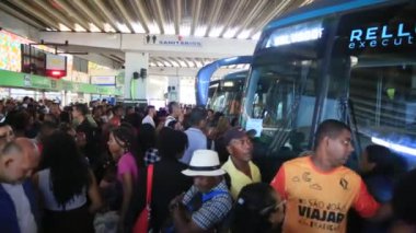 Salvador, Bahia, Brezilya - 22 Haziran 2023: Sao Joao dönemindeki Salvador otobüs durağındaki otobüslere binmeye çalışan kalabalık.