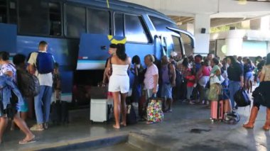Salvador, Bahia, Brezilya - 22 Haziran 2023: Sao Joao dönemindeki Salvador otobüs durağındaki otobüslere binmeye çalışan kalabalık.