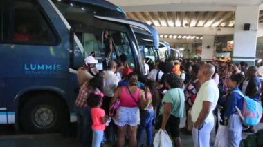 Salvador, Bahia, Brezilya - 22 Haziran 2023: Sao Joao dönemindeki Salvador otobüs durağındaki otobüslere binmeye çalışan kalabalık.