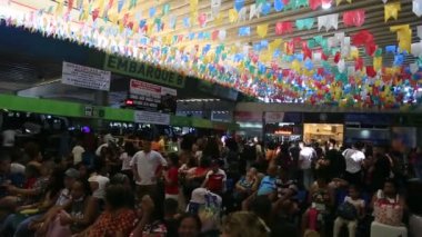 Salvador, Bahia, Brezilya - 22 Haziran 2023: Sao Joao dönemindeki Salvador otobüs durağındaki otobüslere binmeye çalışan kalabalık.