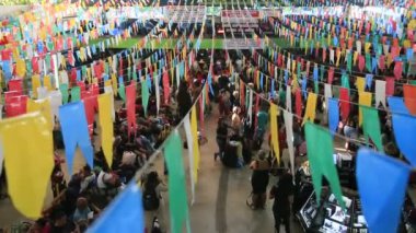 Salvador, Bahia, Brezilya - 22 Haziran 2023: Sao Joao dönemindeki Salvador otobüs durağındaki otobüslere binmeye çalışan kalabalık.