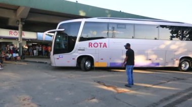 Salvador, Bahia, Brezilya - 22 Haziran 2023: Sao Joao dönemindeki Salvador otobüs durağındaki otobüslere binmeye çalışan kalabalık.