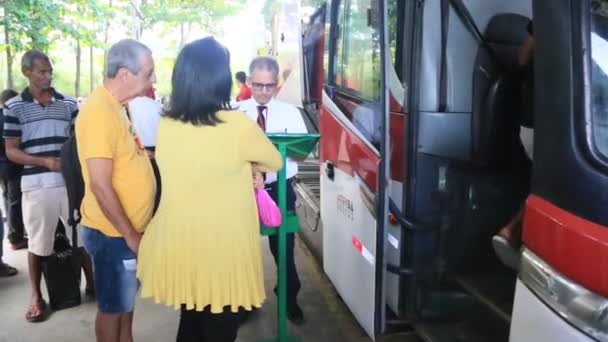 2023年6月22日 巴伊亚州 巴伊亚州 萨尔瓦多巴士站 一群人在试图登上公共汽车 — 图库视频影像