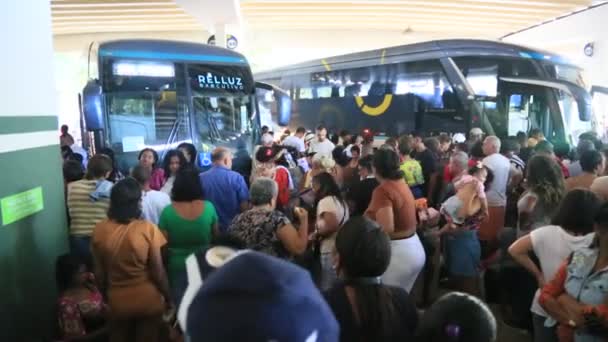ブラジル バイーア州サラドール2023年6月22日 サンパウロ ジョアオ時代のサルバドール バスステーションでバスに乗ろうとする人々の群衆 — ストック動画