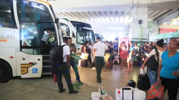 Salvador Bahia Brasilien Juni 2023 Menneskemængde Forsøger Bord Busser Salvador – Stock-video