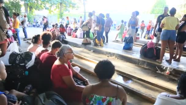 Salvador Bahia Brazil Ιουνίου 2023 Πλήθος Ανθρώπων Που Προσπαθούν Επιβιβαστούν — Αρχείο Βίντεο