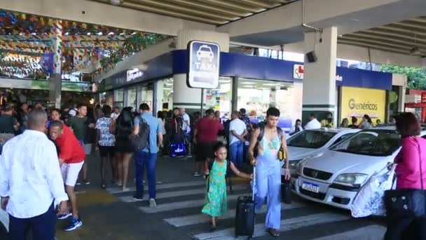 Salvador Bahia Brasil Junho 2023 Multidão Pessoas Tentando Embarcar Ônibus — Vídeo de Stock