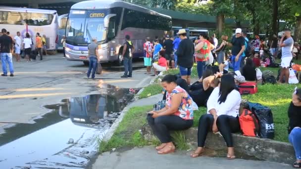 Salvador Bahia Brasil Junio 2023 Multitud Personas Tratando Abordar Autobuses — Vídeos de Stock