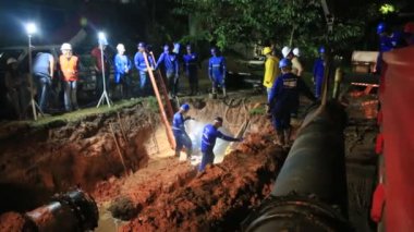 Salvador, Bahia, Brezilya - 18 Haziran 2023: Embasa çalışanları Salvador 'daki içme suyu dağıtım ağındaki boruları tamir ediyorlar.