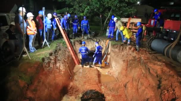 Сальвадор Баия Бразилия Июня 2023 Года Работники Посольства Ремонтируют Трубы — стоковое видео