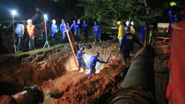 Salvador Bahia Brasilien Juni 2023 Embasa Arbeiter Reparieren Rohre Trinkwasserverteilungsnetz — Stockvideo