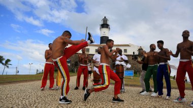 Salvador, Bahia, Brezilya - 4 Temmuz 2023: Capoeiristas, Camacari şehrinde bir fabrika açacak olan Çinli otomobil üreticisi BYD fabrikasının lansmanı sırasında Farol da Barra 'da konser verdi..