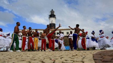 Salvador, Bahia, Brezilya - 4 Temmuz 2023: Capoeiristas, Camacari şehrinde bir fabrika açacak olan Çinli otomobil üreticisi BYD fabrikasının lansmanı sırasında Farol da Barra 'da konser verdi..