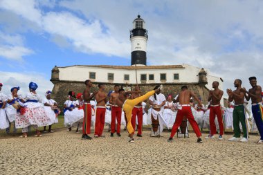 Salvador, Bahia, Brezilya - 4 Temmuz 2023: Capoeiristas, Camacari şehrinde bir fabrika açacak olan Çinli otomobil üreticisi BYD fabrikasının lansmanı sırasında Farol da Barra 'da konser verdi..