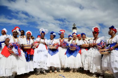 Salvador, Bahia, Brezilya - 4 Temmuz 2023: Baianas, Çinli otomobil üreticisi BYD 'nin fabrika lansmanı sırasında Farol da Barra' da resepsiyona girdi..